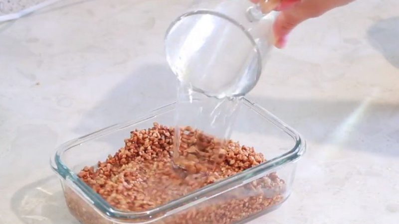 Propriétés utiles et teneur en calories du sarrasin cuit à la vapeur avec de l'eau bouillante