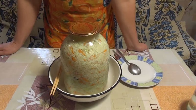 Simple, mabilis at napaka-masarap na mga recipe para sa salting repolyo para sa taglamig