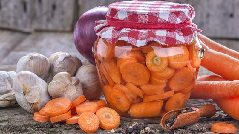Tidstestede, veldig velsmakende oppskrifter på vinter gulrøtter i krukker
