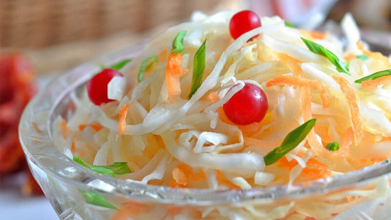 Ang pagluluto ng kamangha-manghang sauerkraut na may mga ubas ayon sa pinakamahusay na mga recipe