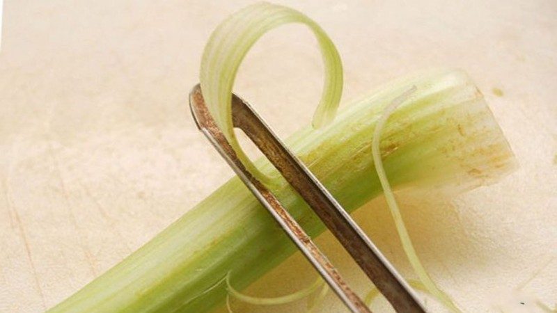 Paano maayos na alisan ng balat celery at kung ano ang lutuin mula dito