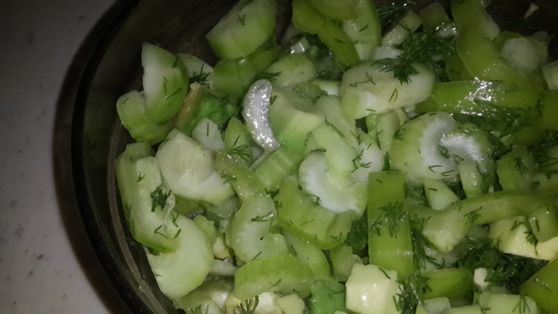 Paano maayos na alisan ng balat celery at kung ano ang lutuin mula dito