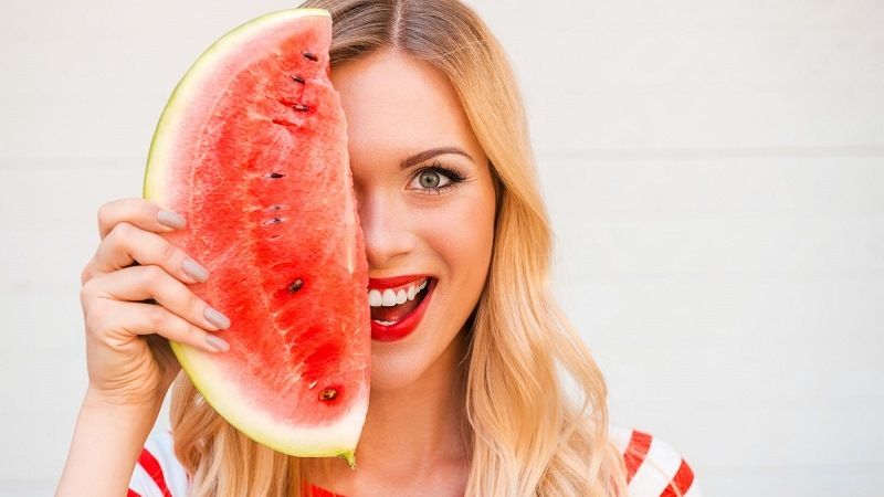 What is the glycemic index of watermelon, and what nutritionists think about it