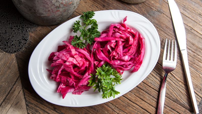 Ang pinakamahusay na mga recipe para sa sauerkraut na may mga beets mula sa iba't ibang mga bansa sa mundo