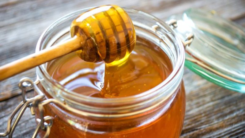خصائص مفيدة لخليط طبي قوامه العسل والليمون وجذر الكرفس