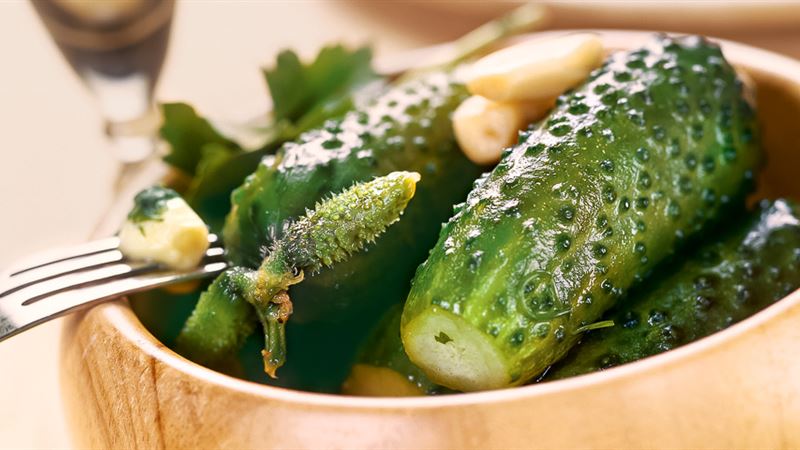 Het klassieke recept voor licht gezouten komkommers in een pan met hete pekel