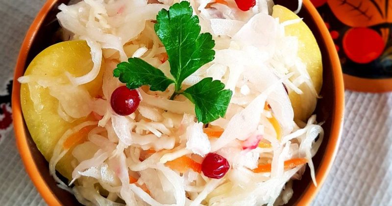 Masarap na mga recipe para sa sauerkraut na may mga mansanas para sa taglamig