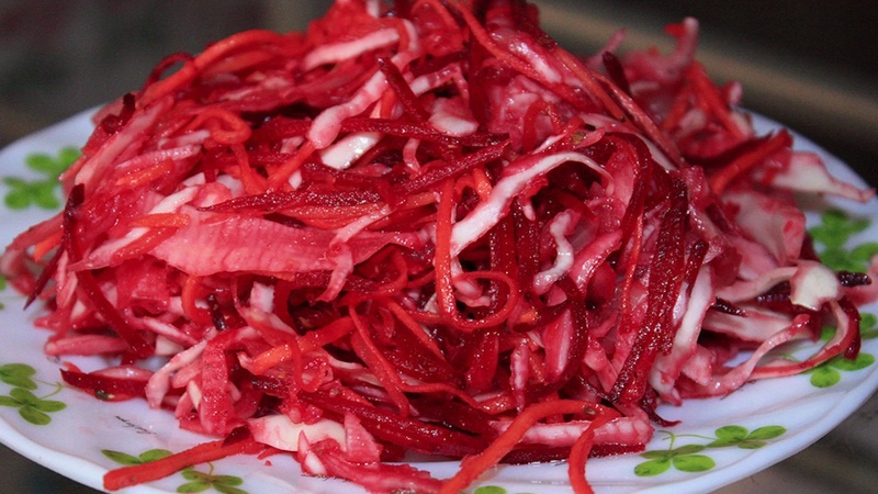 Ang masarap na sauerkraut na mga recipe na may mga beets na walang suka