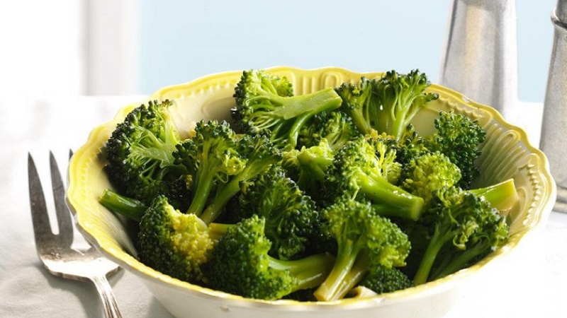 Simple at masarap na mga bloke ng broccoli para sa taglamig