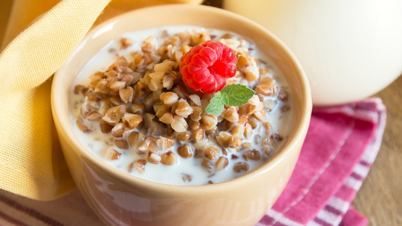 Por que é útil comer trigo sarraceno cru com kefir pela manhã com o estômago vazio?