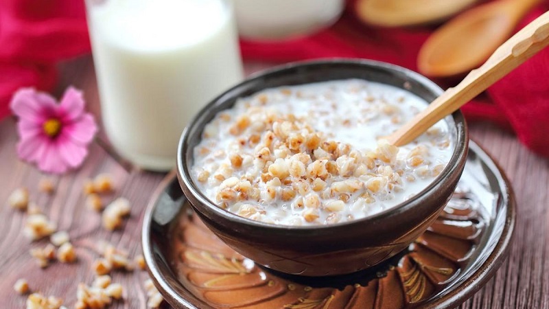 Por qué el trigo sarraceno con kéfir es útil para perder peso por la mañana y cómo cocinarlo correctamente.