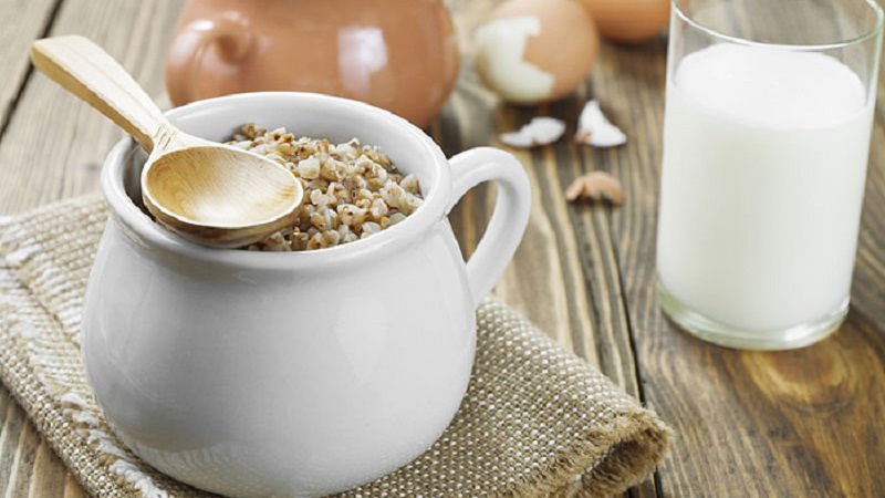 Por qué el trigo sarraceno con kéfir es útil para perder peso por la mañana y cómo cocinarlo correctamente.