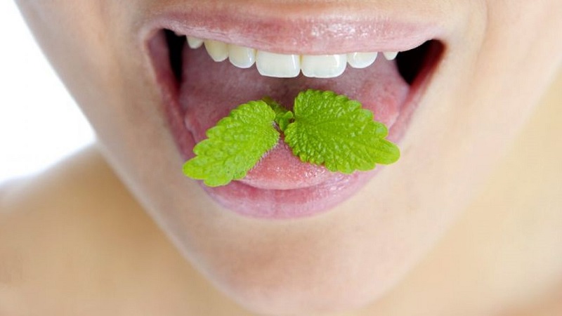 Hoe u uiengeur snel en effectief uit de mond kunt verwijderen