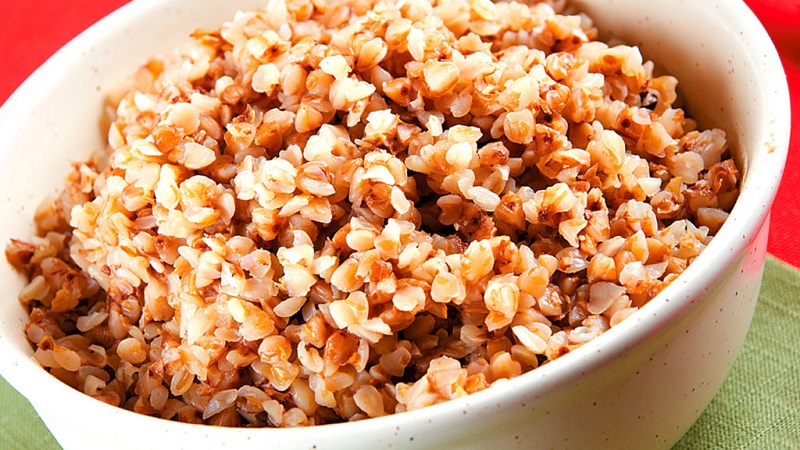Kuinka säilyttää keitetyt tattari ja riisi: voidaanko ne jäädyttää?