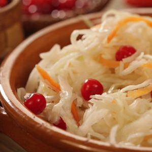 How to cook sauerkraut with lingonberries