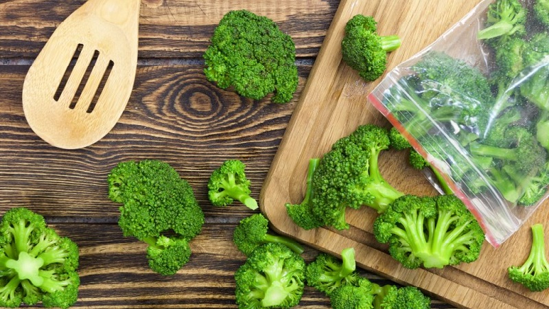 Paano maayos na i-freeze ang broccoli para sa taglamig sa bahay: hakbang-hakbang na mga tagubilin at paggamit ng blangko
