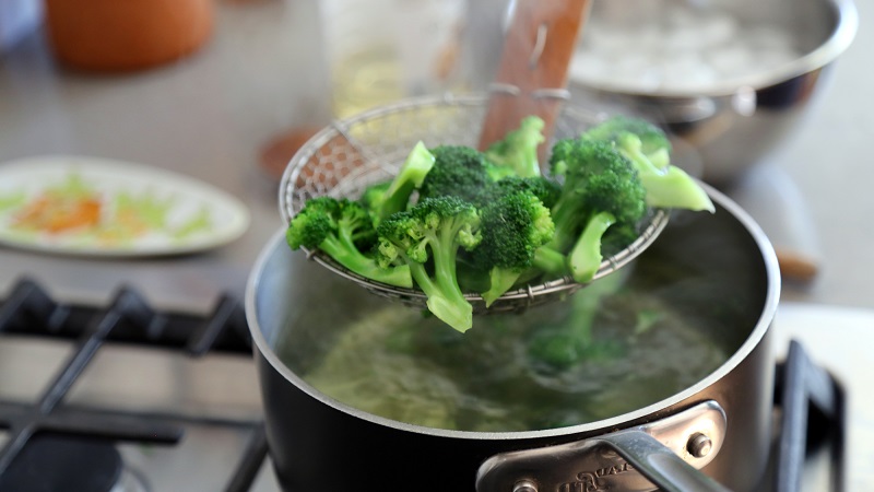 Paano maayos na i-freeze ang broccoli para sa taglamig sa bahay: hakbang-hakbang na mga tagubilin at paggamit ng blangko