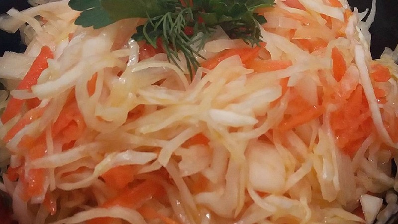 How delicious and easy to cook sauerkraut with ginger