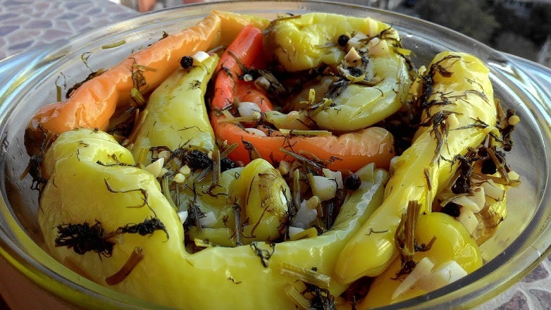 Comment préparer délicieusement le poivre Tsitsak pour l'hiver: les meilleures recettes et recommandations de ménagères expérimentées