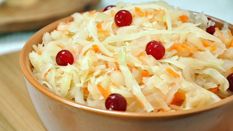 Tunay na masarap at simpleng sauerkraut ayon sa recipe ng lola, na ginamit noong unang panahon