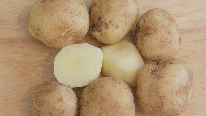 Mga detalyadong paglalarawan at payo ng mga agronomista sa mga varieties ng patatas: Petersburg, Barin, Pinuno at iba pa