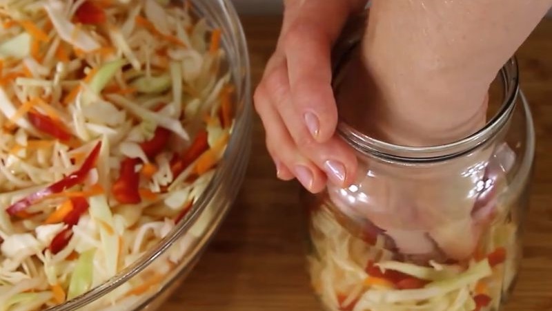 Istruzioni dettagliate su come mettere in salamoia correttamente il cavolo con i peperoncini: variazioni della ricetta