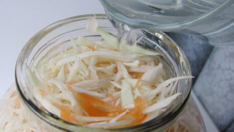 Прости и вкусни рецепти за осоляване на зеле в саламура със сол и захар