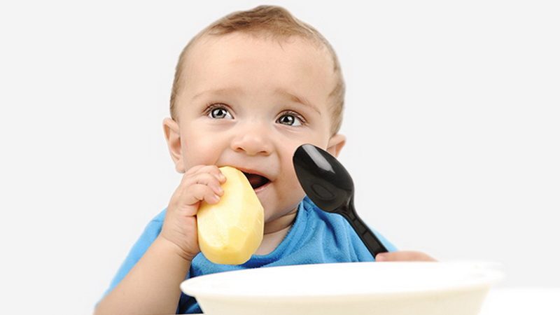 Affrontare le domande sul perché il bambino mangia patate crude ed è dannoso