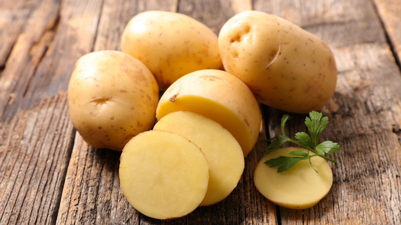 Traiter les questions de savoir pourquoi l'enfant mange des pommes de terre crues et est-ce nocif