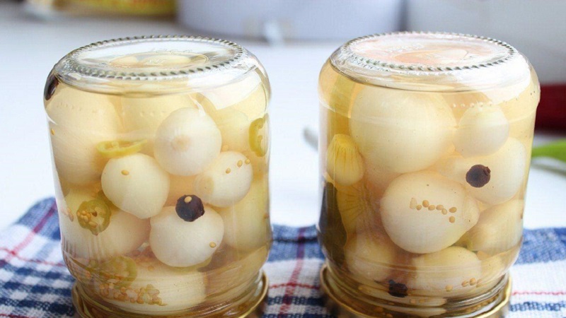 Zwiebeln für den Winter in Gläsern: wie man richtig salzt