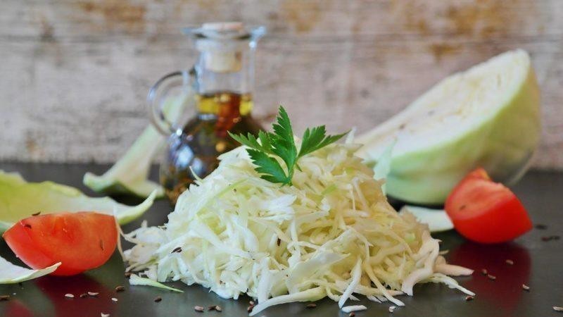 Salamura ve depolama özellikleri olmadan lahana turşusu yapmanın basit ama lezzetli yolları