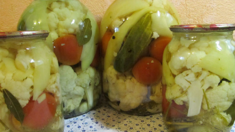 Ang pinaka-masarap na iba't ibang mga recipe na may cauliflower, mga pipino at kamatis para sa taglamig