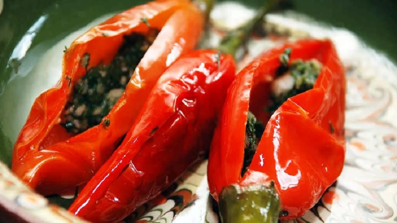 Bitter pepper para sa taglamig - dilaan ang iyong mga daliri: mga recipe na may mga larawan at mga tagubilin para sa pagluluto