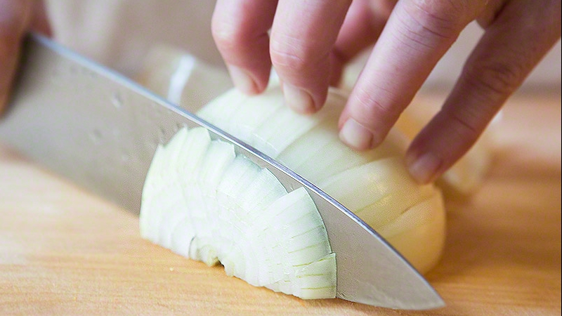 Hoe uien op de juiste manier in blokjes, ringen en reepjes snijden