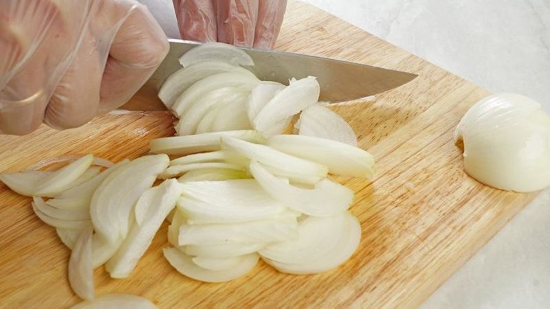 Kuinka oikein leikata sipulit kuutioiksi, renkaiksi ja kaistaleiksi