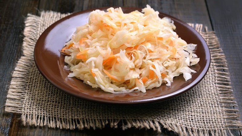 Einfache und leckere Rezepte zur Herstellung von Sauerkraut mit Essig