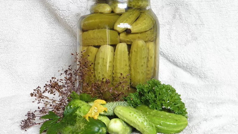 Koude methode om komkommers te beitsen: recepten