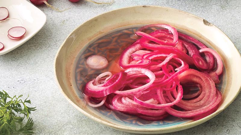 Kış için yarım halkada lezzetli soğan turşusu nasıl pişirilir