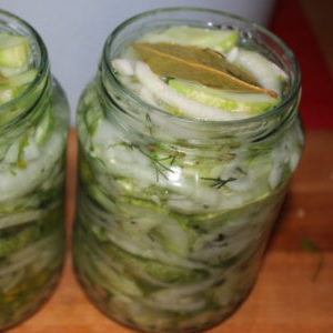 Wie man Nizhyn-Gurken für den Winter kocht: Salatrezepte nach GOST und andere Kochoptionen
