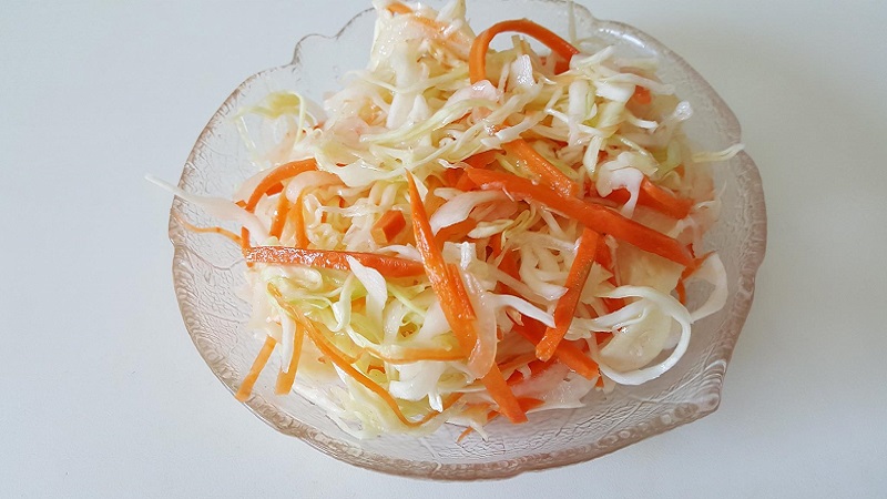 Kış için salamura çıtır tuzlu lahana için en basit ve en lezzetli tarifler