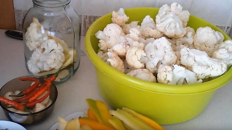 Cauliflower para sa taglamig - makikita mo dilaan ang iyong mga daliri (pag-aatsara at pag-atsara ng mga recipe)