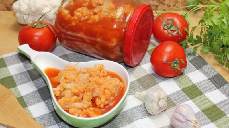 Jak připravit květák v rajčatové šťávě na zimu: recepty