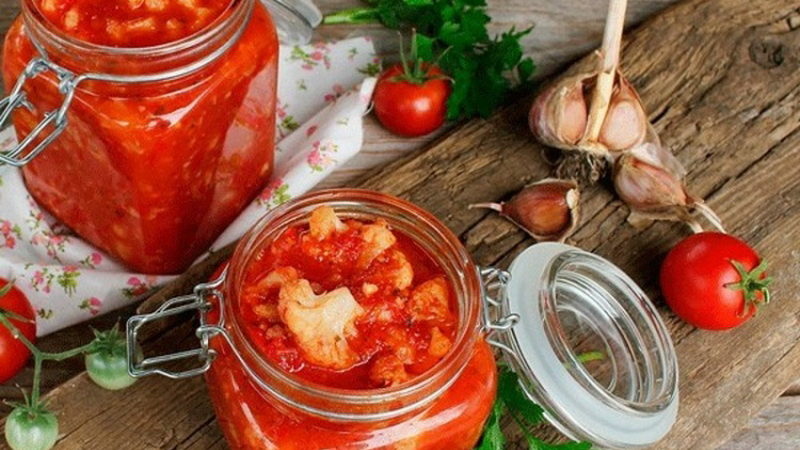 Hoe bloemkool in tomatensap voor de winter te bereiden: recepten