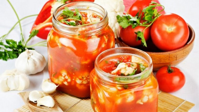 Wie man Blumenkohl in Tomatensaft für den Winter zubereitet: Rezepte