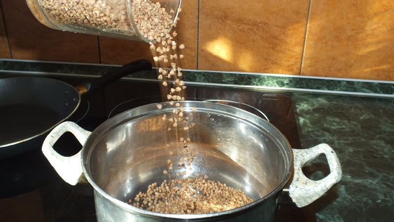 Em que água jogar o trigo sarraceno: fervente ou fria
