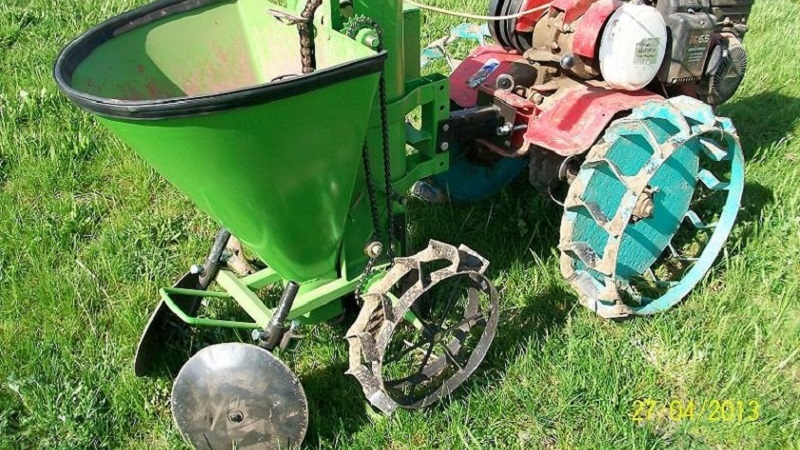 Revisión de las sembradoras de patatas para un tractor de empuje y cómo hacerlo usted mismo