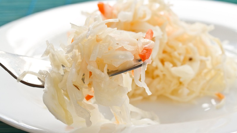 Ang mga resipe ng gaanong inasnan at sauerkraut instant sa 1 araw at 2 oras