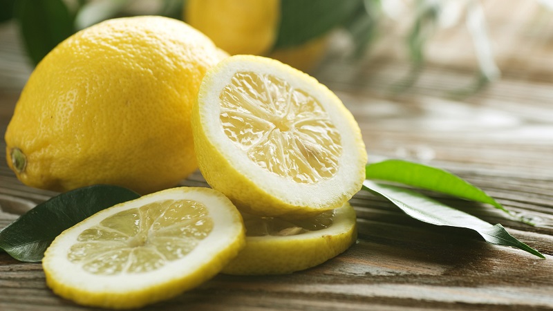 من الذي يظهر وكيف يكون الليمون مفيدا لجسم المرأة