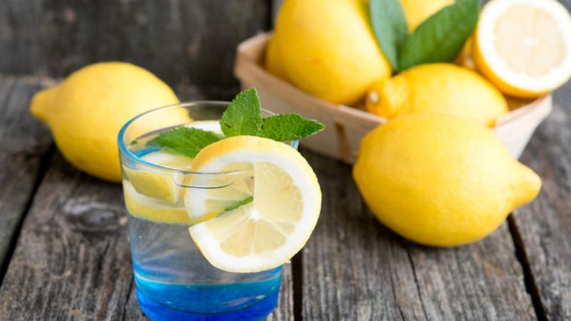 Nous utilisons des citrons savoureux et sains pour perdre du poids correctement