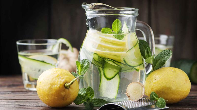 Nous utilisons des citrons savoureux et sains pour perdre du poids correctement